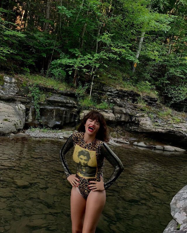 Супермодель приміряла боді, який носила 30 років тому: спокусливі фото - фото 424596