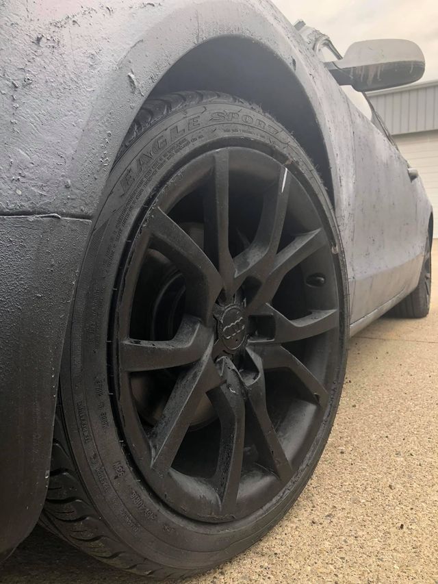 Власник Audi зіпсував свою машину у спробі поміняти колір кузова: епічні фото - фото 424613