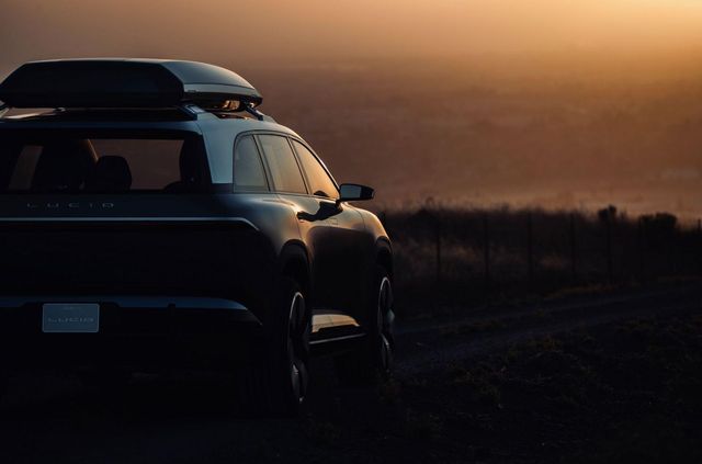 Lucid розкрив нашумілого конкурента Tesla Model X на нових фото - фото 424707