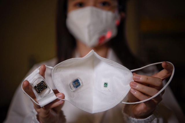 Науковці розробили маску, яка відслідковує симптоми коронавірусу - фото 424790