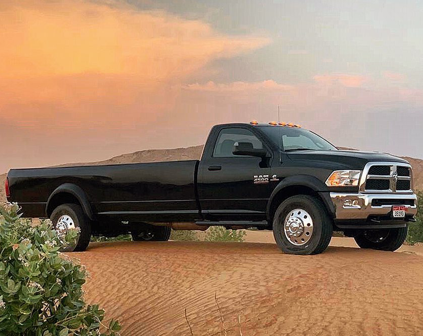 Ентузіасти перетворили Ram 4500 на басейн на колесах: відео