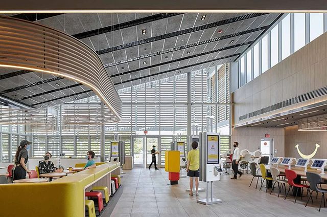 У США відкрили перший McDonald's з нульовим енергоспоживанням - фото 425154