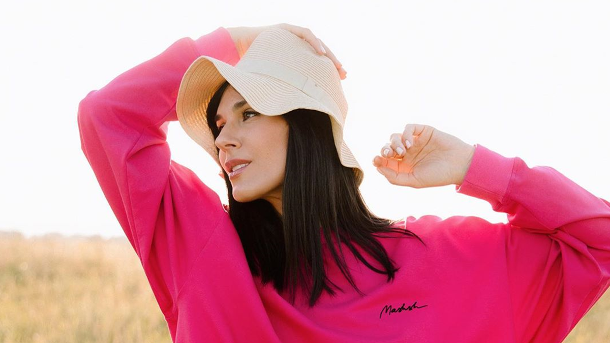 Маша Єфросиніна вразила повітряним образом на яскравих знімках