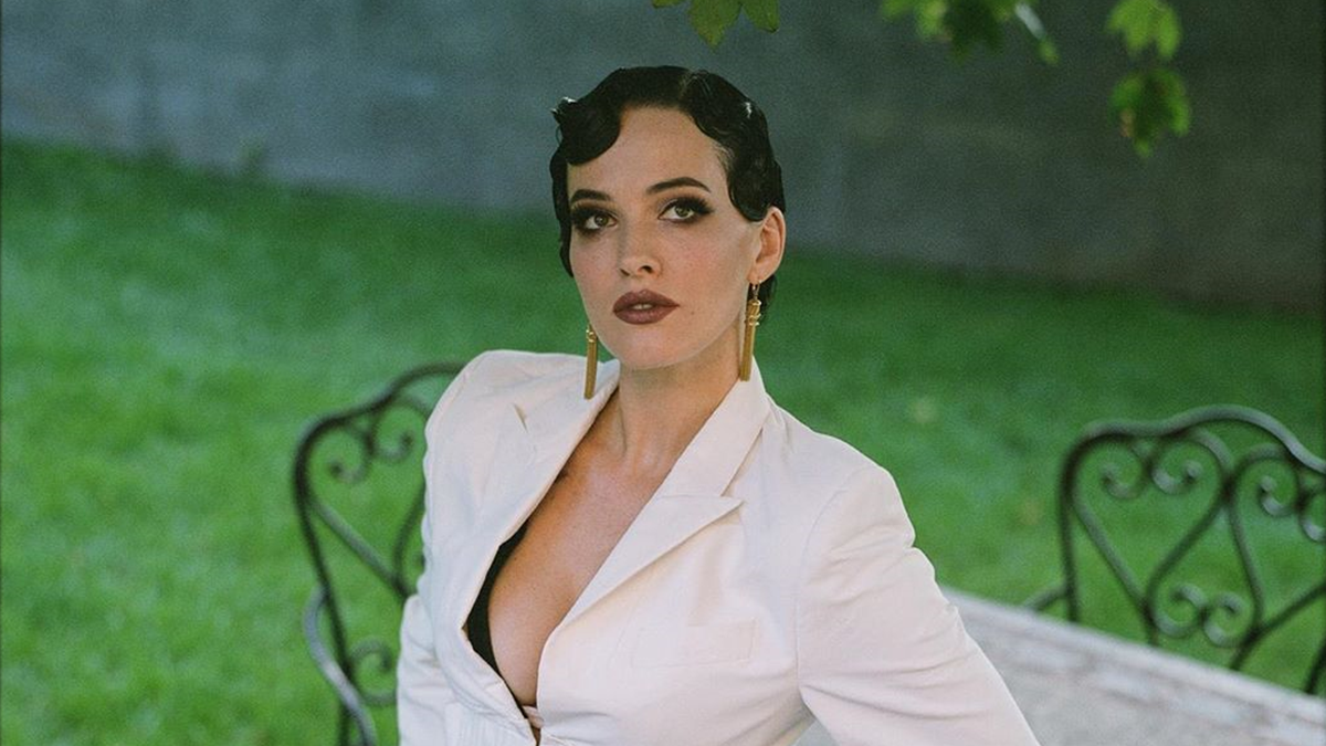 Даша Астаф'єва вразила мережу ніжним образом з екстремальним декольте