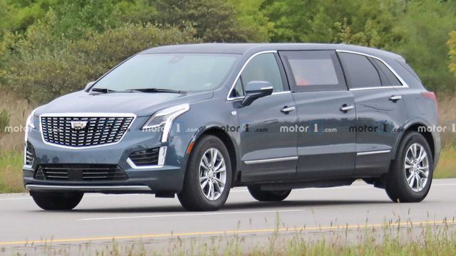 Cadillac перетворив компактний позашляховик у шестидверний лімузин - фото 425344