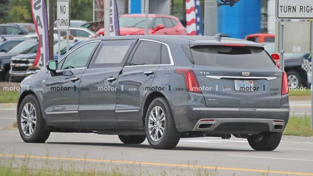 Cadillac перетворив компактний позашляховик у шестидверний лімузин - фото 425345