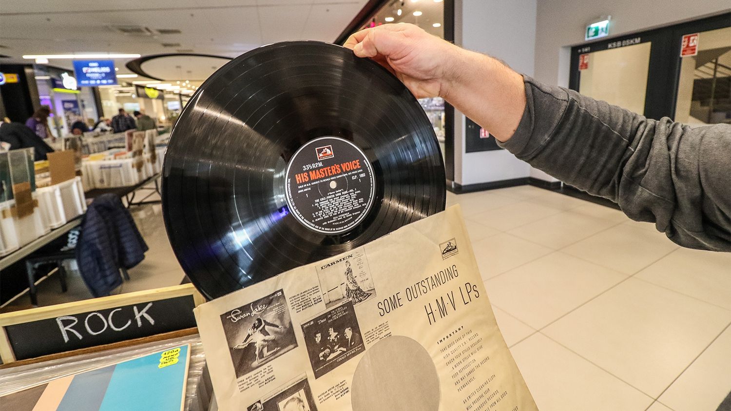 Вінілові платівки та програвачі б'ють рекорди продажів