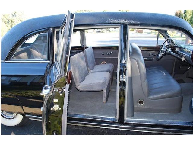 У США виставили на продаж раритетний лімузин американського президента - фото 425493