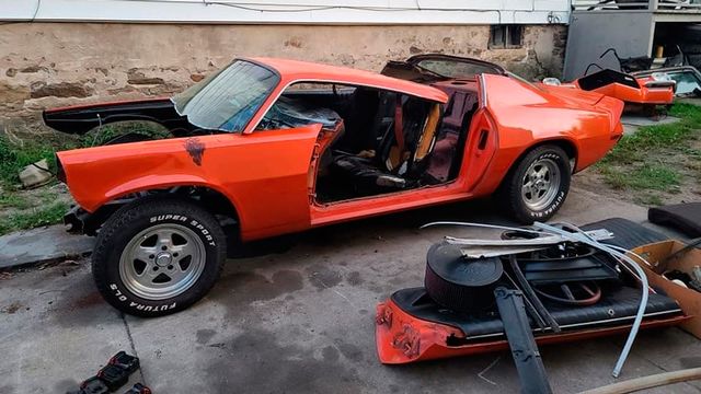 Психанув: чоловік розпиляв Chevrolet Camaro на частини у прямому ефірі - фото 425582