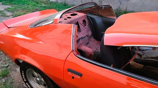 Психанув: чоловік розпиляв Chevrolet Camaro на частини у прямому ефірі - фото 425583