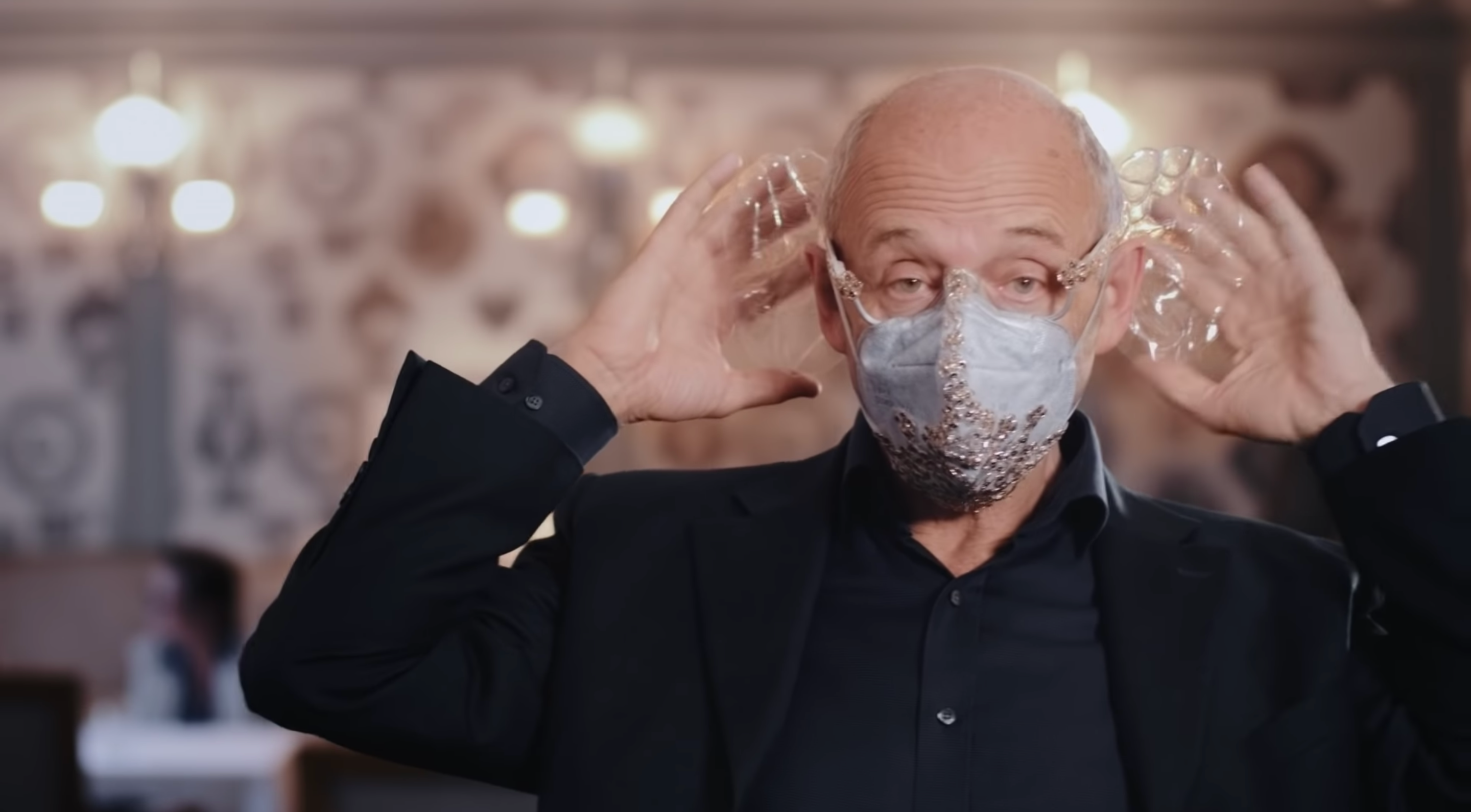 Диригент створив захисну маску для прослуховування музики