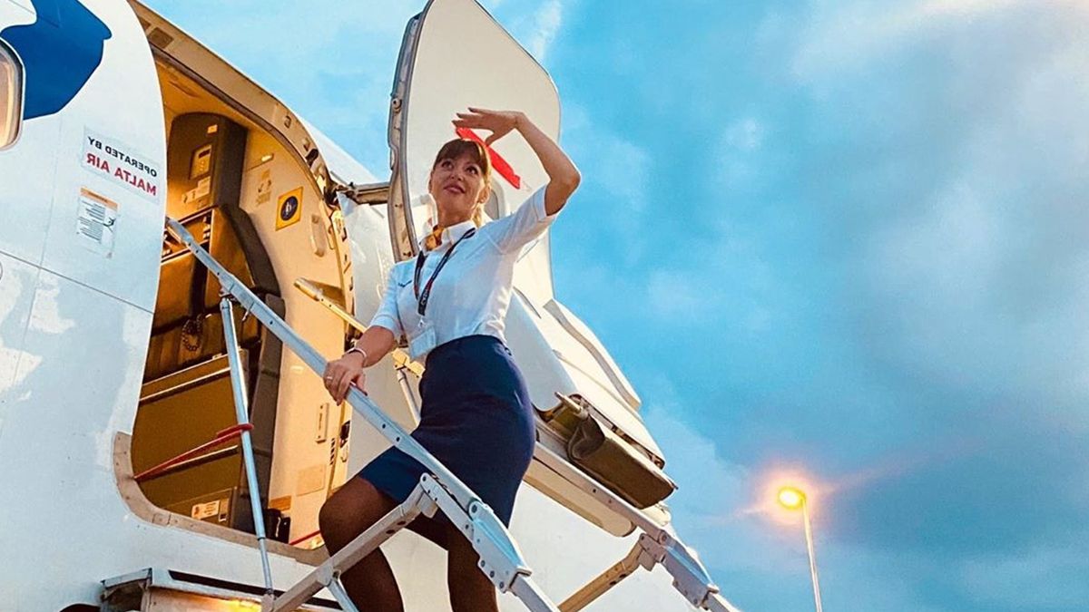 Стюардеса сфотографувалася у незвичайній позі на борту і повеселила підписників - фото 1