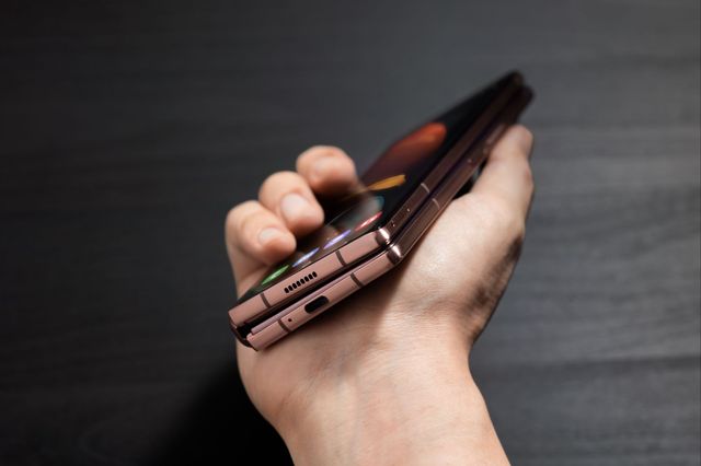 У Samsung розповіли про рекордну особливість дисплея нового Galaxy Z Fold 2 - фото 425796