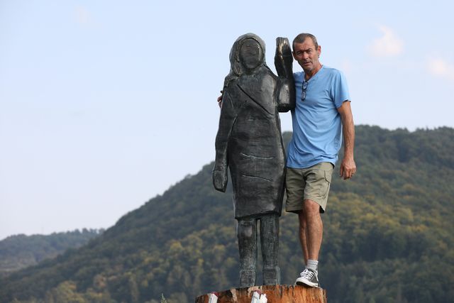 Щоб більше не палили: у Словенії дерев'яну статую Меланії Трамп замінили на бронзову - фото 425801