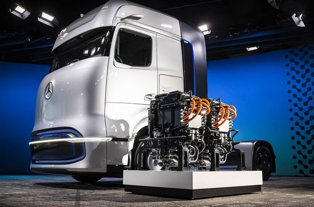 Mercedes-Benz представив водневу вантажівку: одної заправки вистачить на 1000 км ходу - фото 426022
