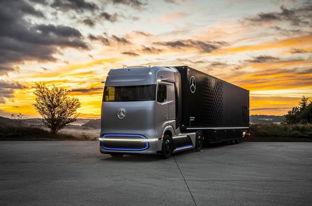 Mercedes-Benz представив водневу вантажівку: одної заправки вистачить на 1000 км ходу - фото 426023
