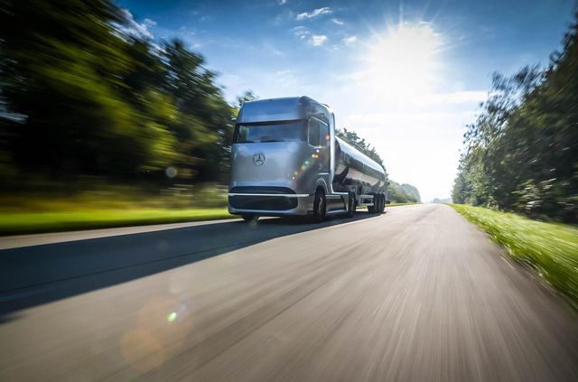 Mercedes-Benz представив водневу вантажівку: одної заправки вистачить на 1000 км ходу - фото 426025