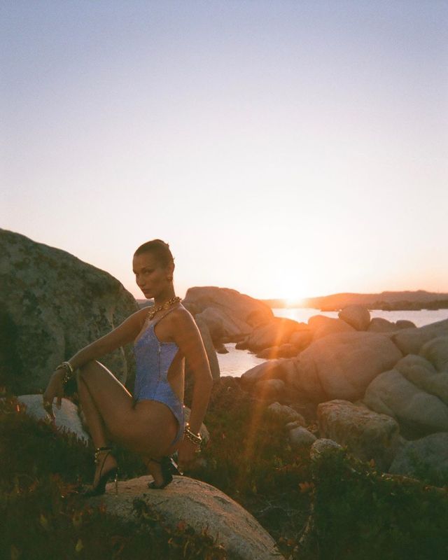 Белла Хадід розбурхала мережу ідеальним тілом на гарячих знімках - фото 426120