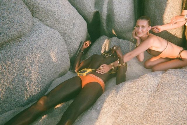 Белла Хадід розбурхала мережу ідеальним тілом на гарячих знімках - фото 426125