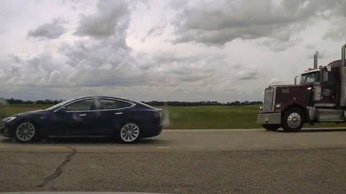 Водій Tesla відкинув спинку водія та їхав на шаленій швидкості - фото 1