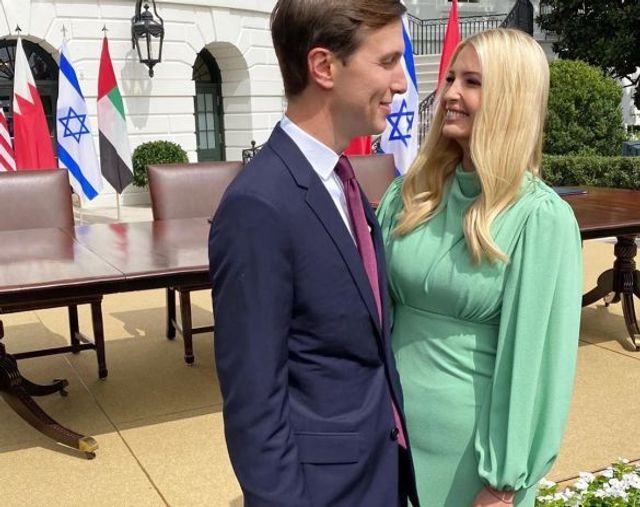 Іванка Трамп підкреслила фігуру обтислою сукнею м'ятного кольору - фото 426188