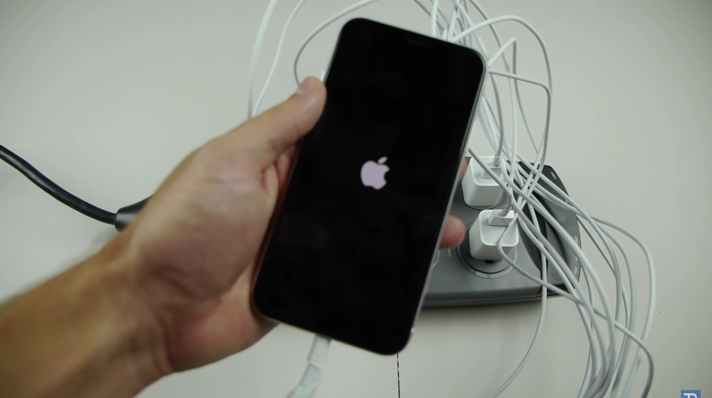 Що буде, якщо до iPhone під'єднати відразу 10 зарядок: божевільний експеримент