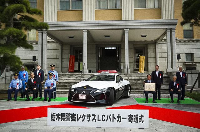 Це вам не Prius: в автопарку японської поліції з'явилося розкішне суперкупе Lexus - фото 426301