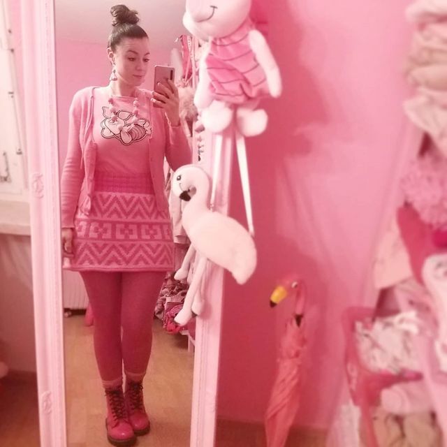 Одержимість рожевим кольором: мешканка Швейцарії шокувала своїм домом (фото) - фото 426412