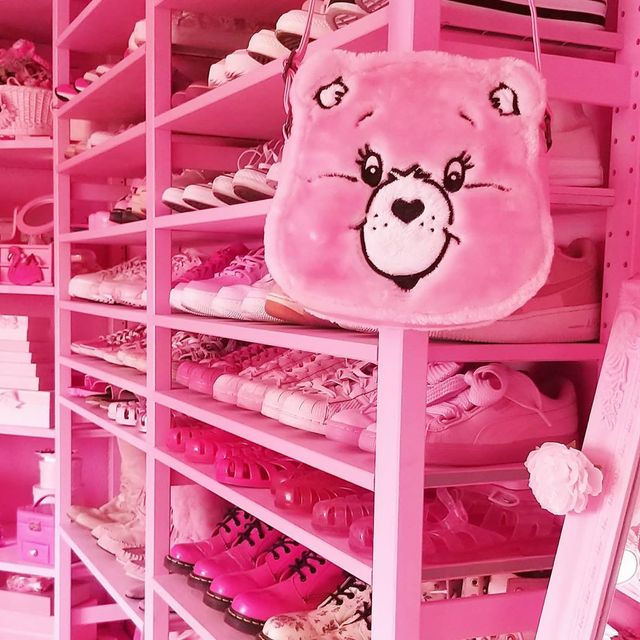 Одержимість рожевим кольором: мешканка Швейцарії шокувала своїм домом (фото) - фото 426413