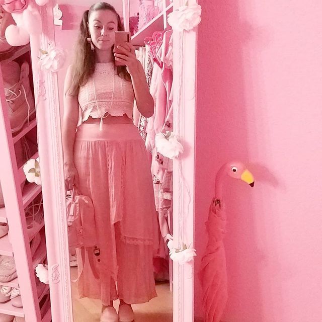 Одержимість рожевим кольором: мешканка Швейцарії шокувала своїм домом (фото) - фото 426418