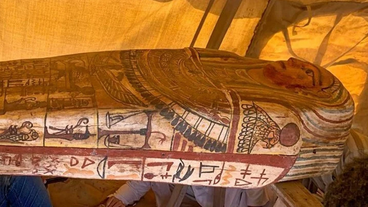 У Єгипті знайшли 14 неушкоджених саркофагів, яким по 2500 років: фото - фото 1