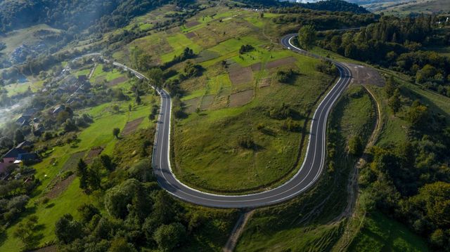 У мережі з'явилися вражаючі фото відремонтованої траси до Синевиру - фото 426504