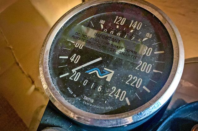 43-річний рідкісний мотоцикл з нульовим пробігом пустять з молотка - фото 426549