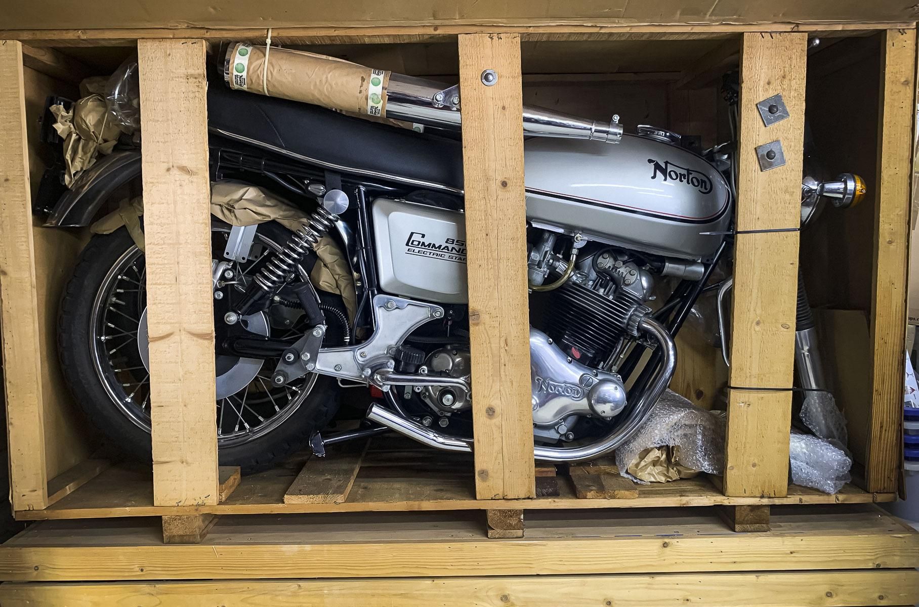 43-річний рідкісний мотоцикл з нульовим пробігом пустять з молотка