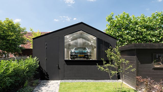 Крихітний виставковий зал: сімейна пара побудувала унікальний гараж для своїх авто - фото 426623