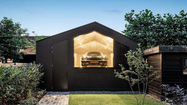 Крихітний виставковий зал: сімейна пара побудувала унікальний гараж для своїх авто - фото 426624