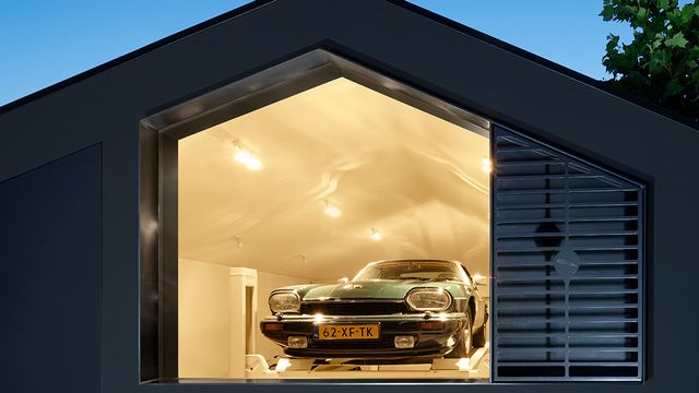 Крихітний виставковий зал: сімейна пара побудувала унікальний гараж для своїх авто - фото 426625