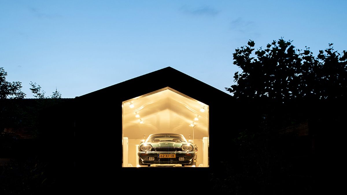 Крихітний виставковий зал: сімейна пара побудувала унікальний гараж для своїх авто