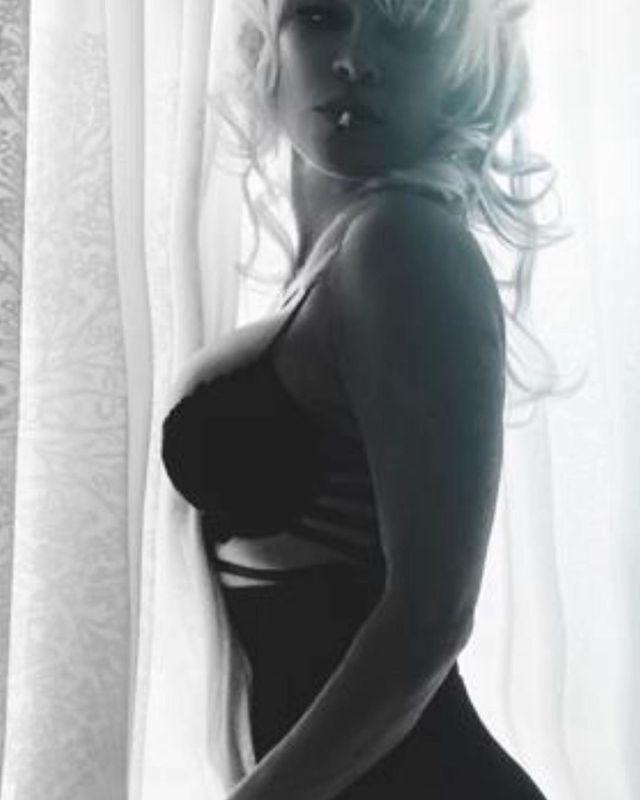 Памела Андерсон розбурхала Instagram зухвалими фото у ліжку (18+) - фото 426666