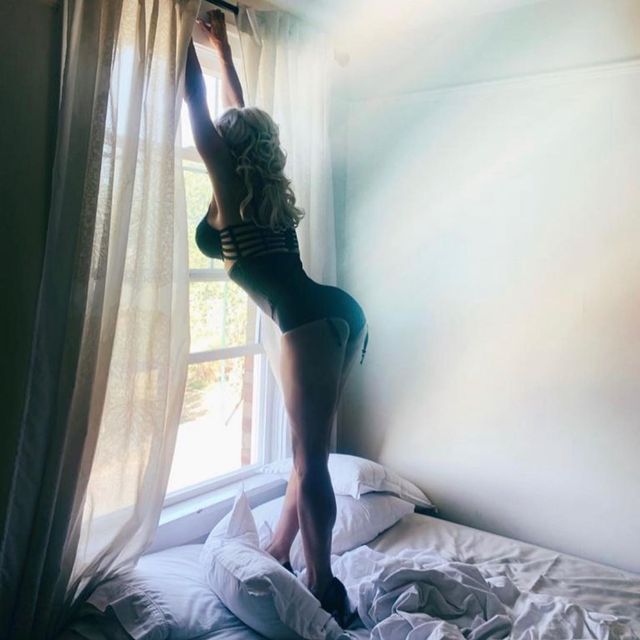 Памела Андерсон розбурхала Instagram зухвалими фото у ліжку (18+) - фото 426668