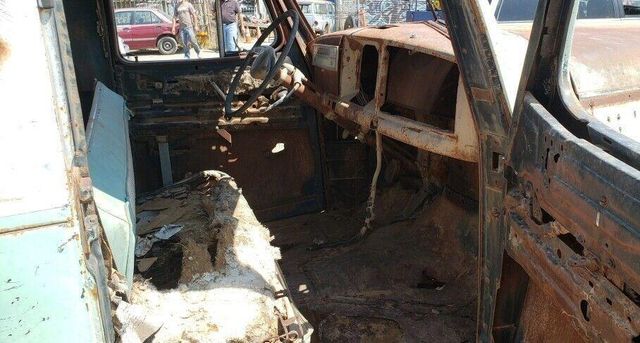 Цей піввіковий пікап покинули у пустелі просто неба: фото - фото 426808