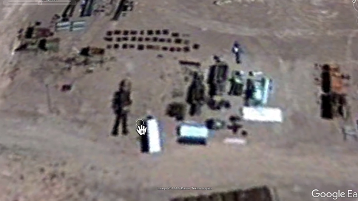 Блогер знайшов на Google-картах гігантського робота: відеофакт - фото 1