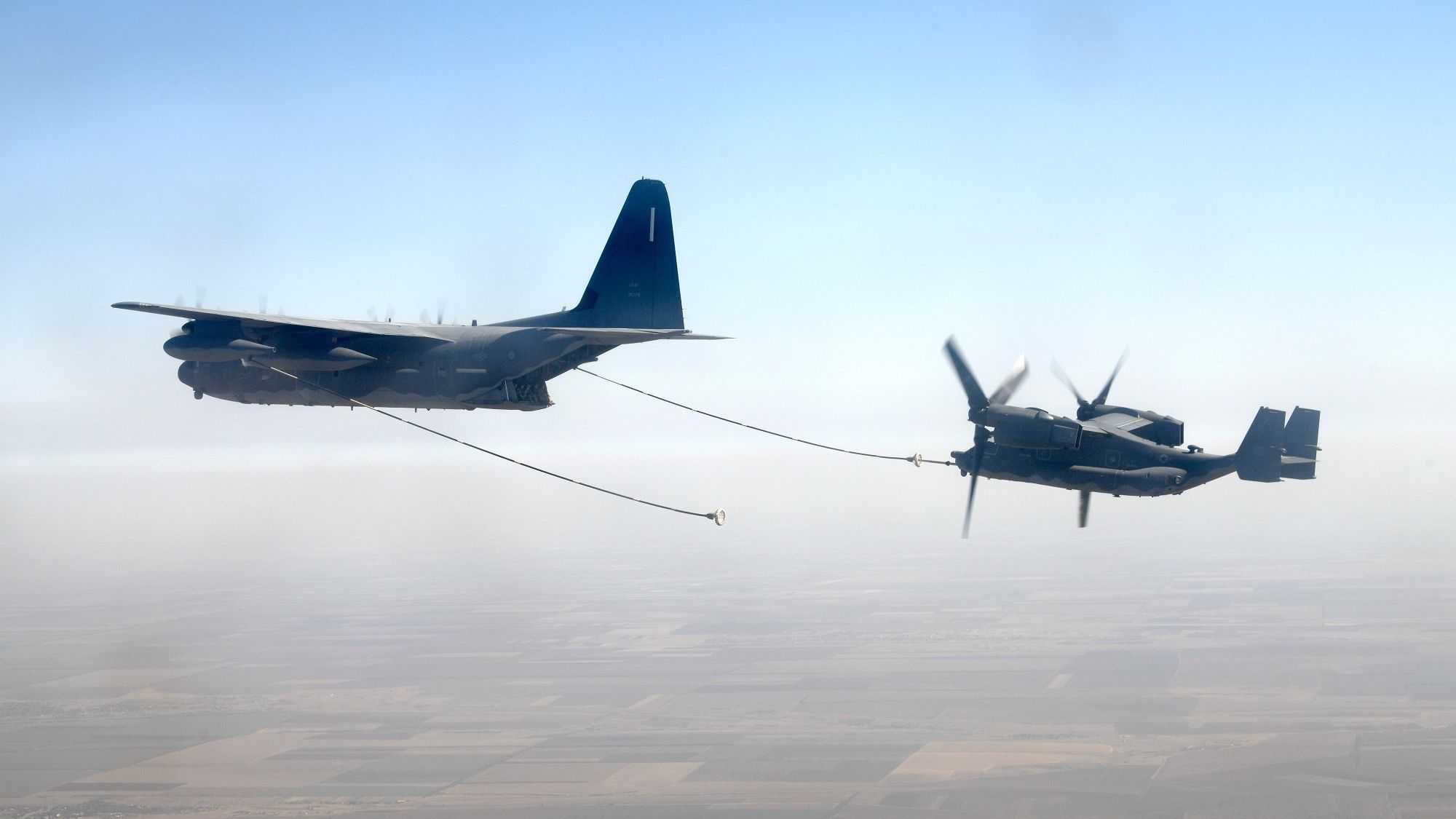 Над Києвом пролетіли унікальні десантні конвертоплани США: відео