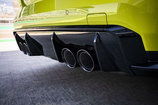 Гігантські ніздрі та механіка: BMW представила нові M3 та M4 - фото 427003