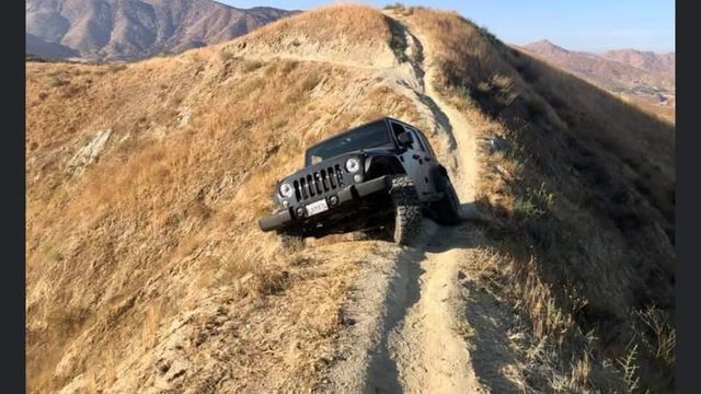 Думав, що виїде: водій покинув свій Jeep Wrangler на велотрасі в горах (фото) - фото 427063