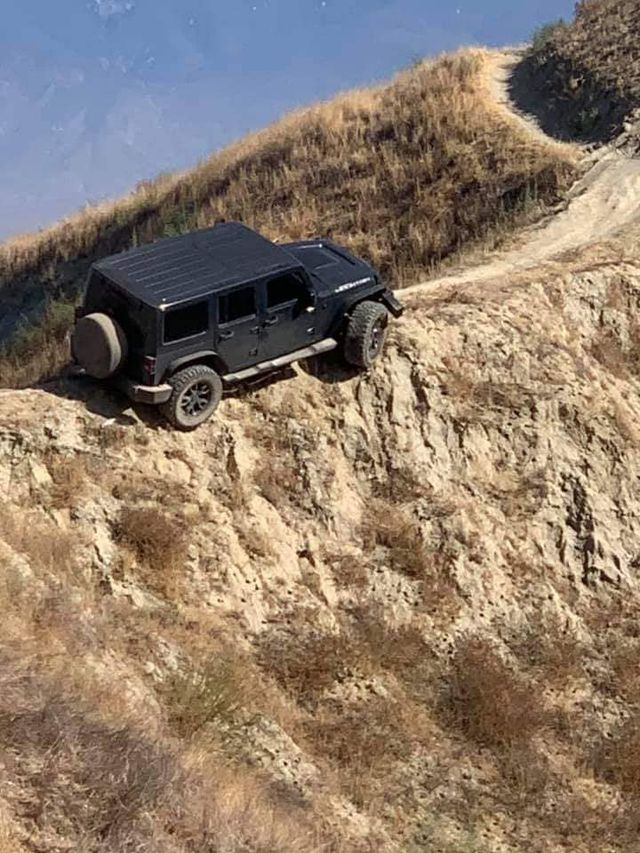 Думав, що виїде: водій покинув свій Jeep Wrangler на велотрасі в горах (фото) - фото 427064