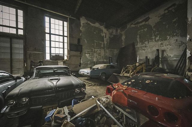 У покинутій школі виявили колекцію рідкісних авто: фото - фото 427087