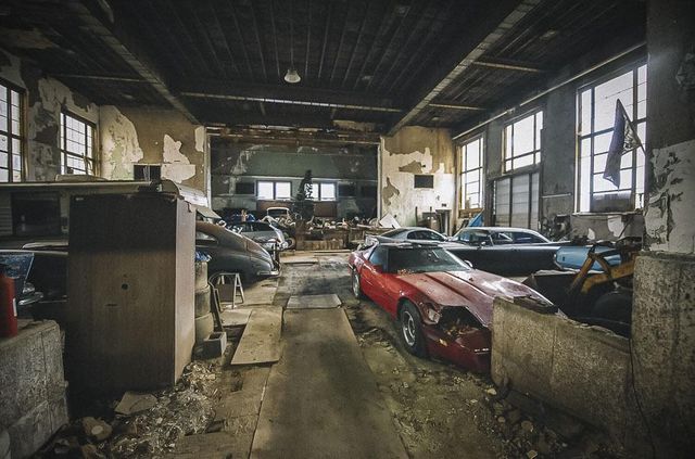 У покинутій школі виявили колекцію рідкісних авто: фото - фото 427088