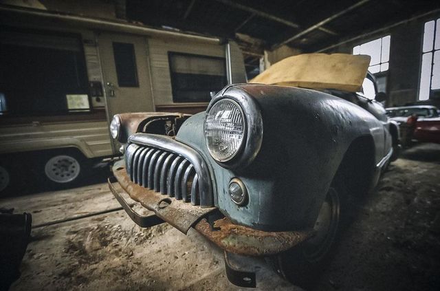 У покинутій школі виявили колекцію рідкісних авто: фото - фото 427089