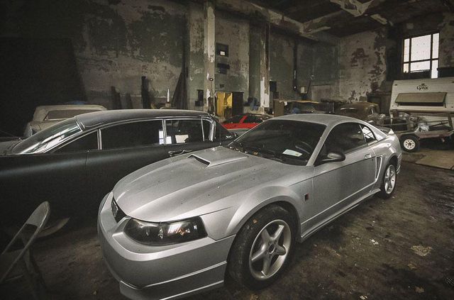 У покинутій школі виявили колекцію рідкісних авто: фото - фото 427090